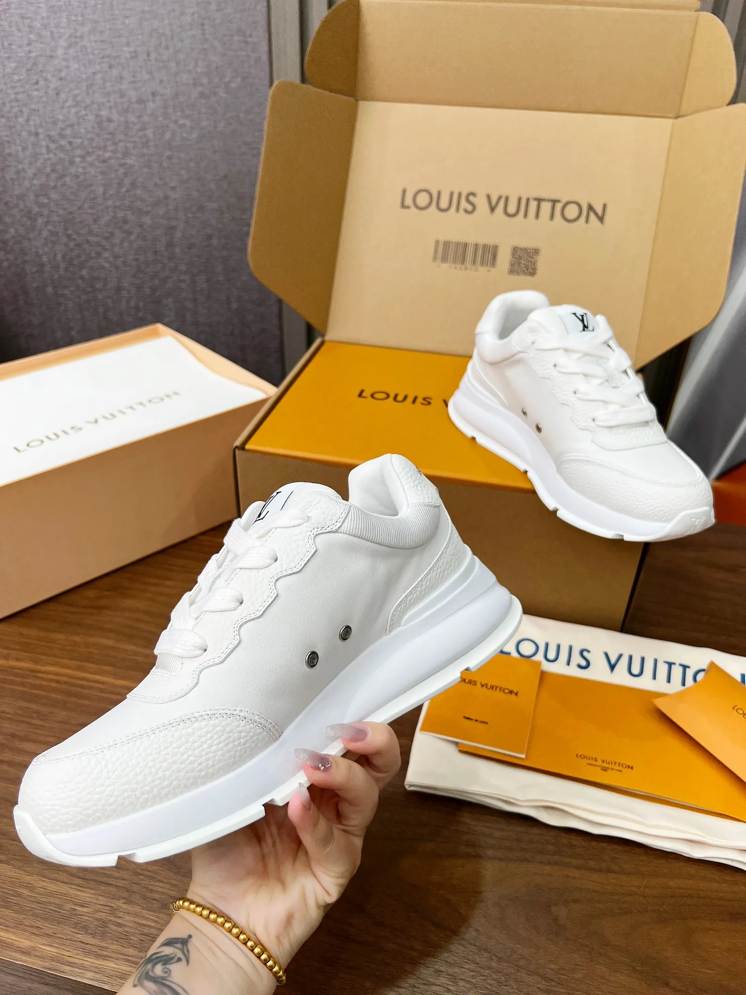 👟👟Ex-factory price 680👟👟 Men's size +10 LV Louis Vuitton L Jialu brand thick-soled casual couple sneakers🔥🔥🔥 Made of smooth cow leather and elegant design, can be easily integrated into various styles. The eye-catching LV letters are marked on the side of the shoe, and the lightweight rubber outsole is embellished with the Vuitton logo ▪️ Sole thickness: 4CM. The counter specializes in the latest casual shoes and new hard goods 🆕 ❥Purchase level! Full of high-end feel! A popular model among bloggers at home and abroad, it’s retro and fashionable and looks amazing on your feet! Wear a lot of happiness! The official website’s main recommendation★ ▪️Upper: Original custom-made imported calfskin fabric ▪️Inner lining: breathable gauze imported from Italy ▪️Outsole: rubber foam ➕tpu high-end outsole ▪️Shoe size: women’s 35-41, (women’s 41 is custom-made). Men's clothing 39-46 (45-46 customized).
